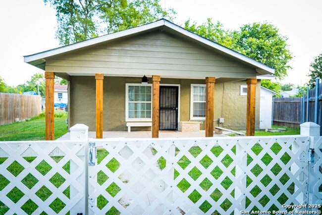 Building Photo - Super Cute 2Bed/1Bath Home for Lease! Available NOW!