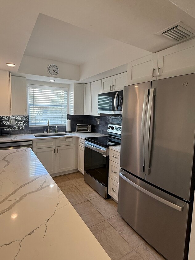 frig with ice maker - 9200 Midnight Pass Rd (Sarasota, FL)