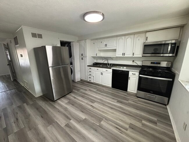 Building Photo - 4 bedroom townhouse Dundalk