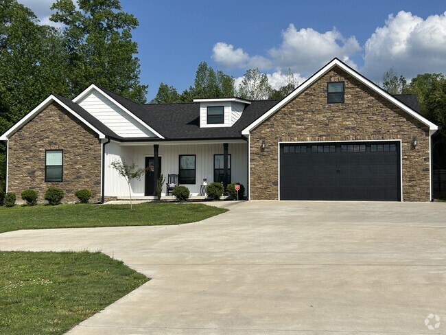 Single Level Home with 2 Car Garag - 964 Ware Rd Rental