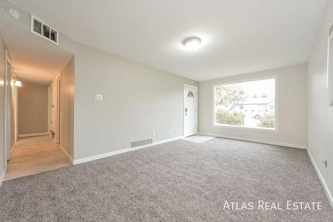 Photo - 1092 Worchester St