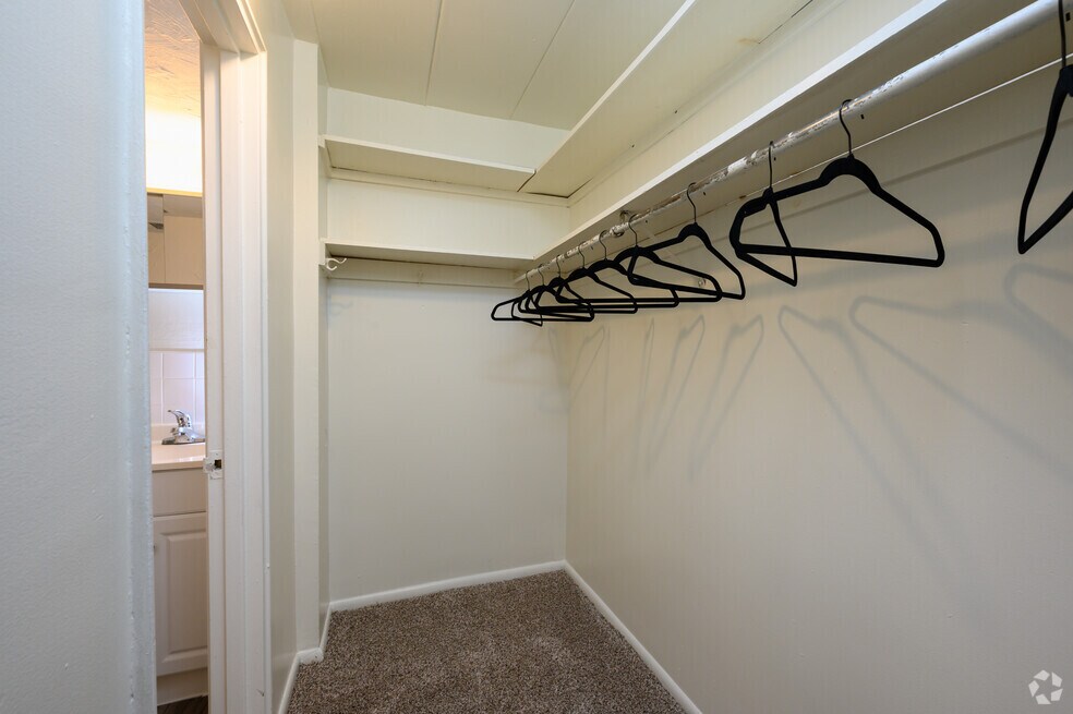 Studio, 1BA - 375SF