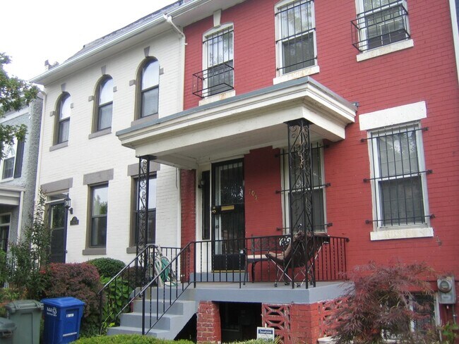 House - 705 E St NE Unidad B