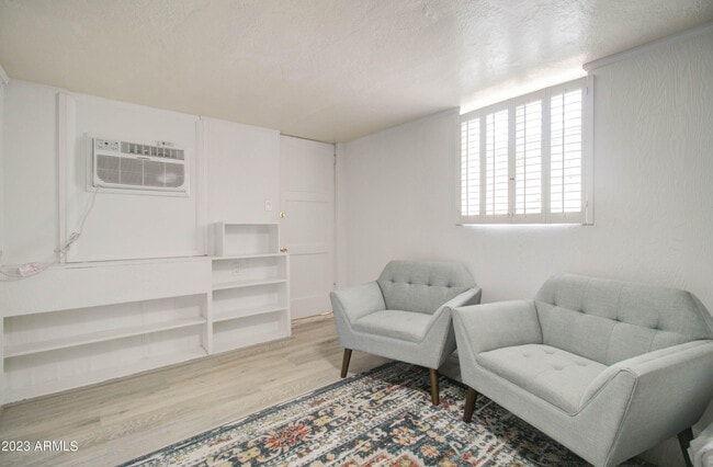 Photo - 877 E Sycamore St