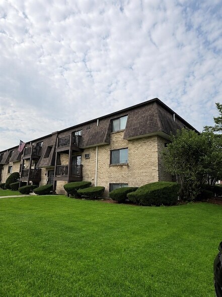 Building Photo - 12 Tiffany Rd Unit 3