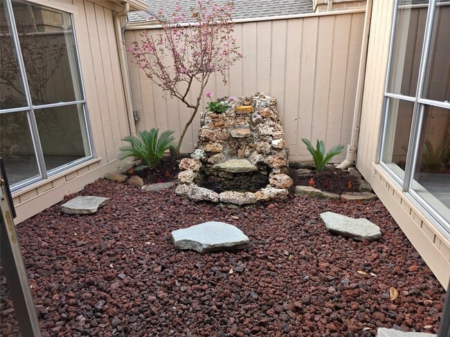 Photo - 406 Fox Briar Ln