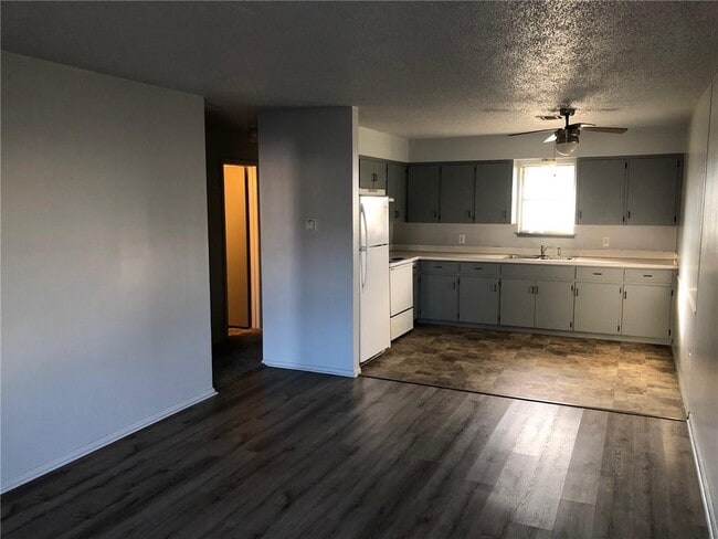 Photo - 300-302 W Benton St