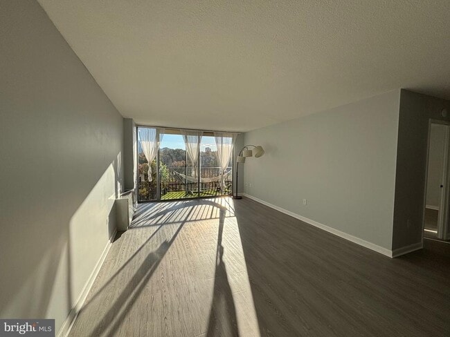 Building Photo - 4600 S Four Mile Run Dr Unit 920