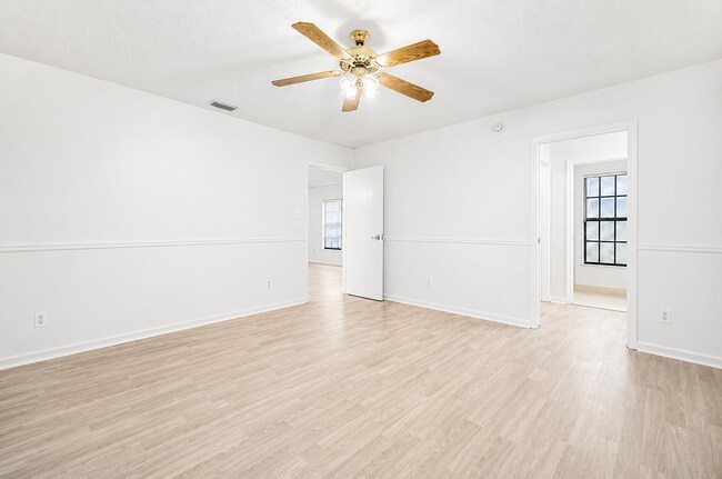 Photo - 190 Parkwood Dr