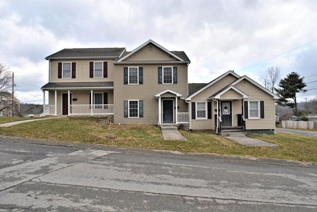 Radford, 3 BR / 1.5 BA, Available for the ... - Radford, 3 BR / 1.5 BA, Available for the ... House