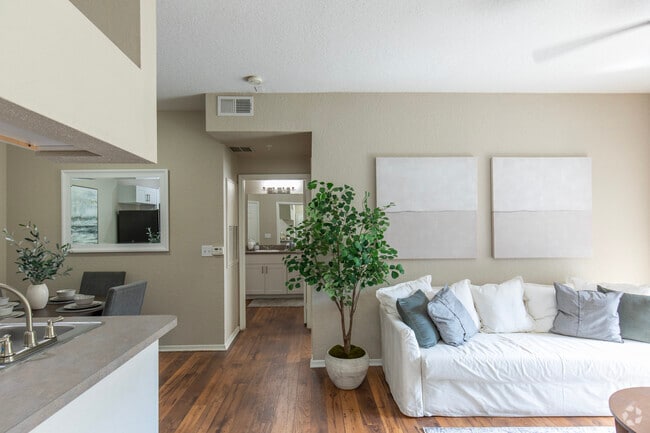 1BR, 1BA - 839SF - 7855 E Fletcher Ave Tampa, FL 33637 - The Preserve At Temple Terrace