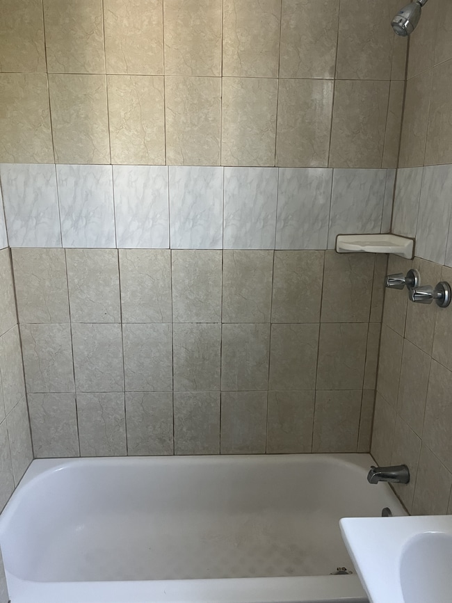 Baño - 834 W 106th St