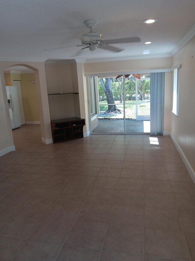 4983 Pinemore Ln