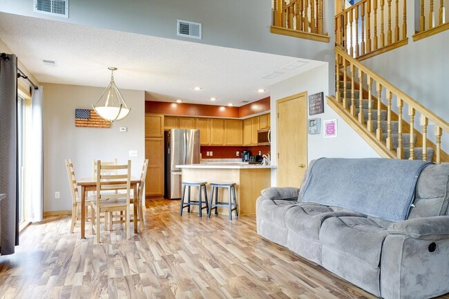 Sala de estar, comedor, cocina - 604 Bradbury Cir