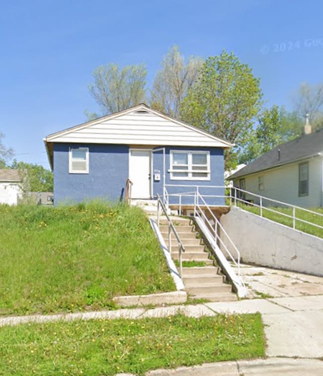 904 N Blauvelt Ave