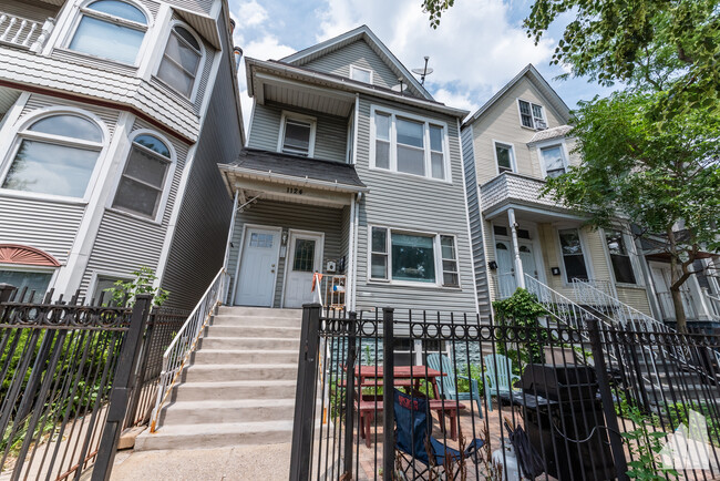 Building Photo - 1124 W Roscoe St Rental