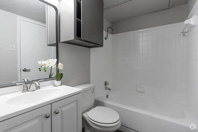 2BR, 2BA - 843SF - Bathroom - Woodridge on Buckner