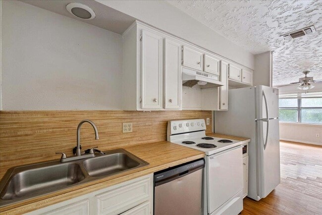 Building Photo - 906 N LBJ Dr Unit 4 Rental