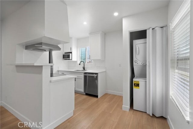 Building Photo - 748 Newport Ave