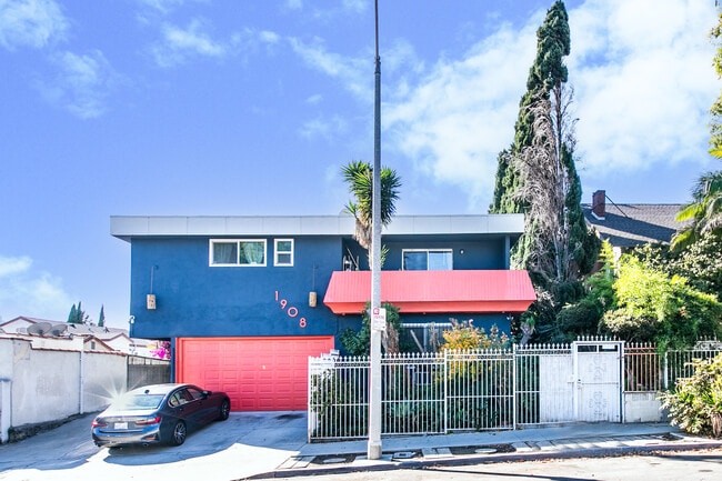 Building Photo - 1908 Clinton St Unit 3