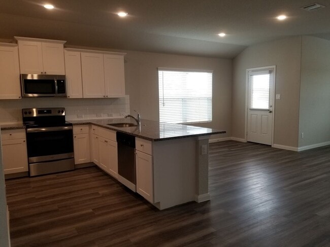 Photo - 210 Holland Pk