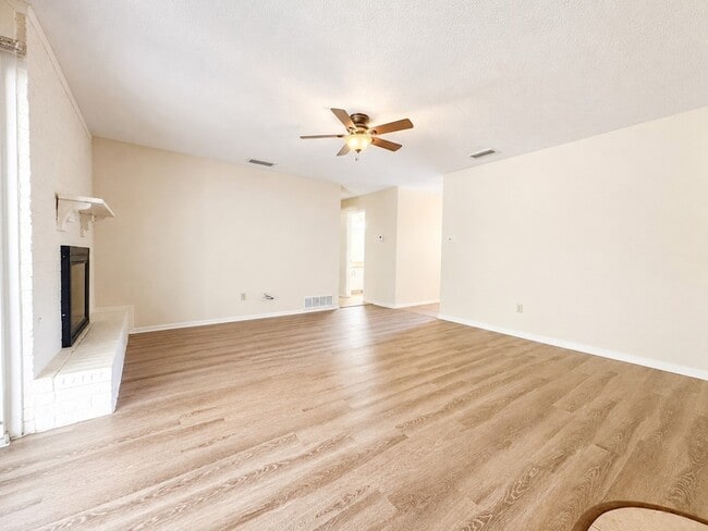 Photo - 2025 Meadow Glen