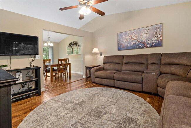 Photo - 374 Gardiner Rd