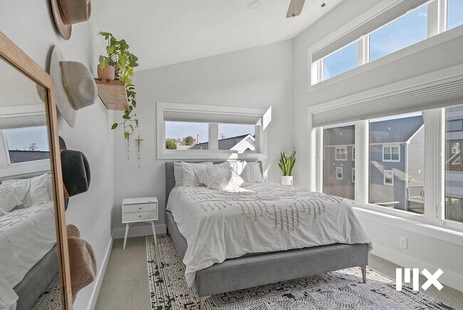 Photo - 627 Fairview Ave NE