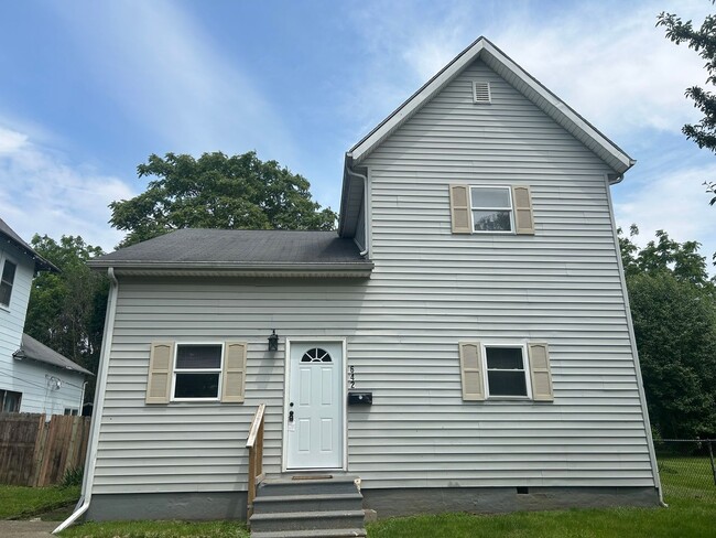 Building Photo - Newly Updated 4 Bed House Available Now!