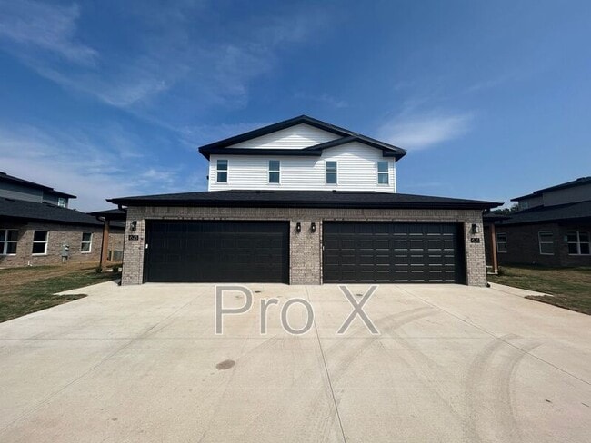 Building Photo - 623 Cosmos St