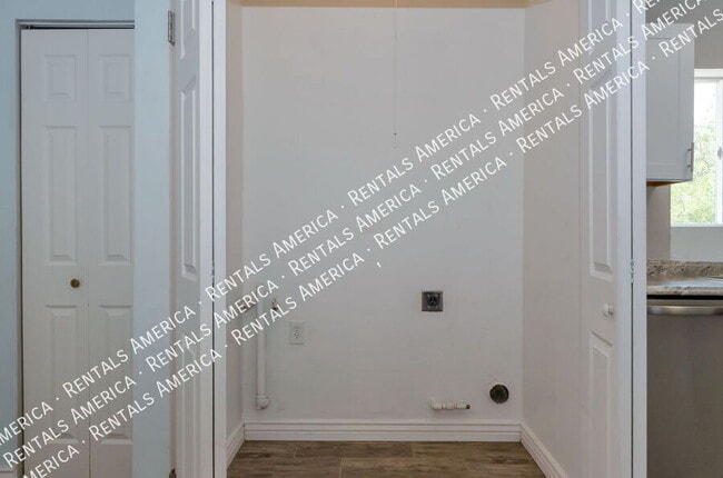 Photo - 1420 N Winstel Blvd