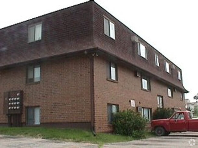 Building Photo - Eastside Iowa City Apartment close to Dini... Unit 411-01