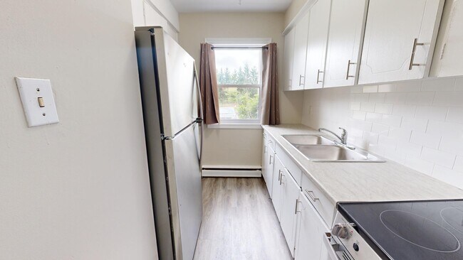 Photo - SPACIOUS TWO BEDROOM THREE LEVEL TOWNHOME IN NORTH CENTRAL LONDON