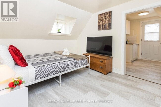 Photo - 456 Bronson Ave