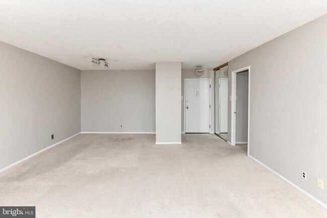 Photo - 205 Yoakum Pkwy Unit 1803