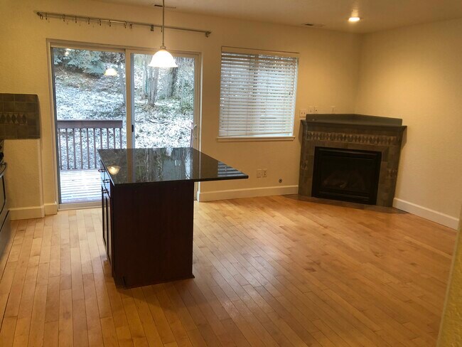 Photo - 435 SE Spring St