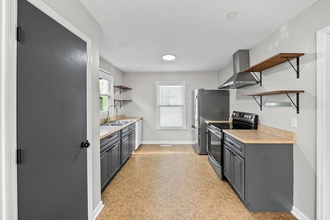 Building Photo - 3 Bedroom 1 1/2 Bath Renovated Home For Rent!