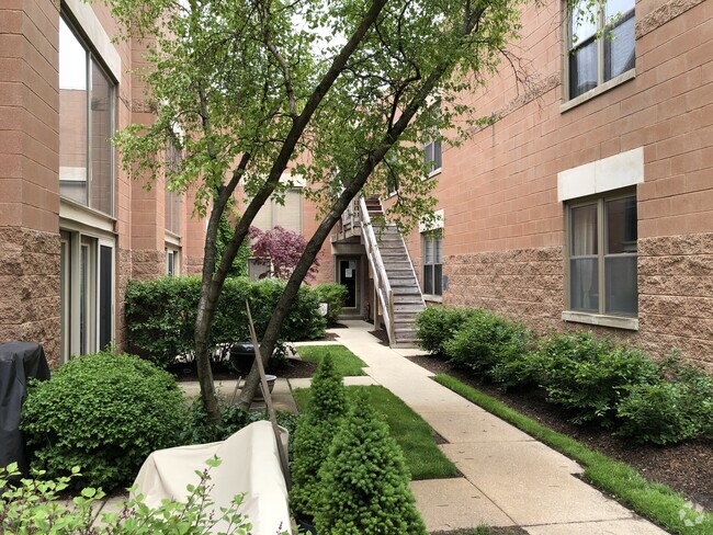 Building Photo - 1100 W Cornelia Ave Unit 120 Rental