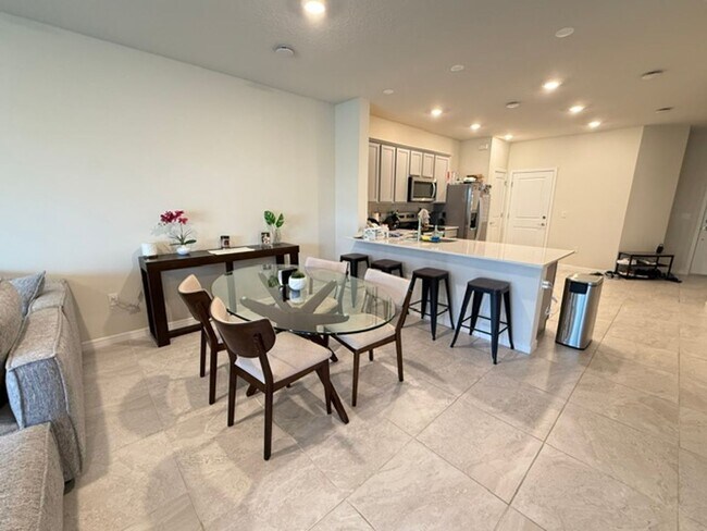 Photo - 3/2.5 Like new Davenport Townhome