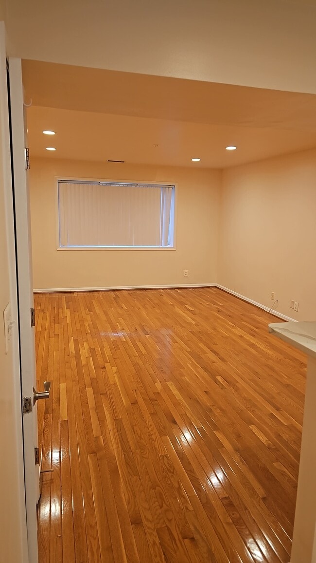 Living room - 1515A N Van Dorn St Unit 1515A