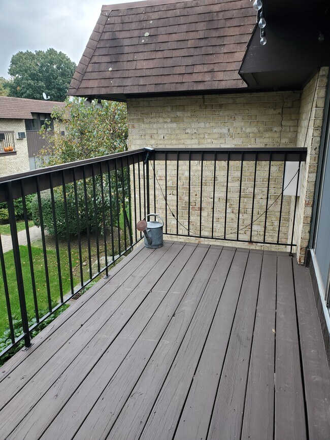 Private Balcony Over Courtyard - 85 Riverside Ave Condo Unit C8