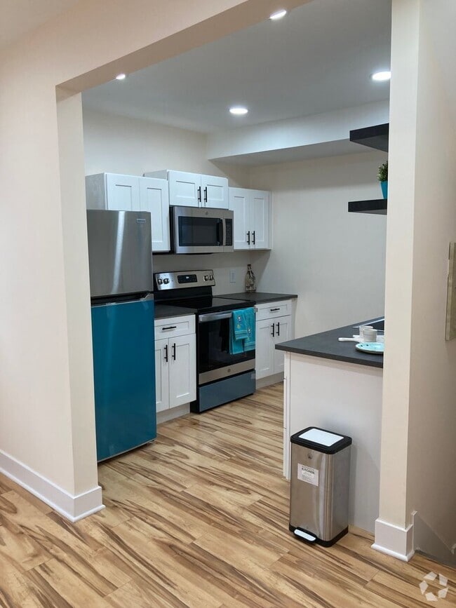 Building Photo - 2 Bedroom  Renovated Century Home Modern S...