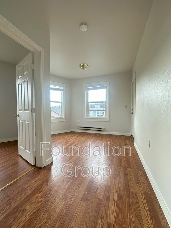 Photo - 842 Davis Pl S