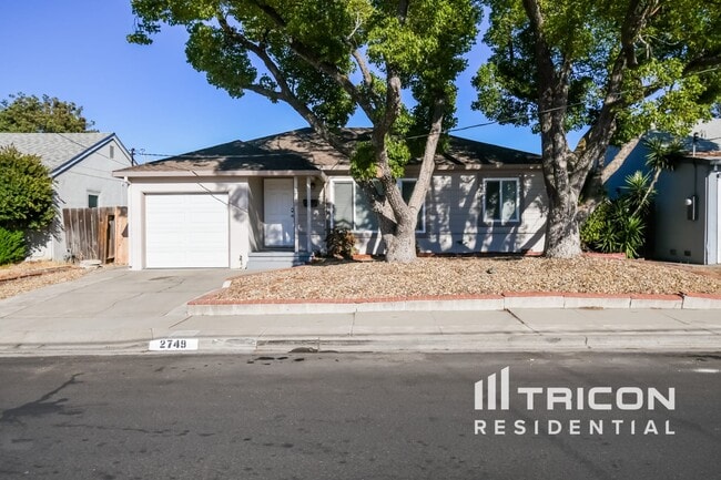 Building Photo - 2749 El Rey St