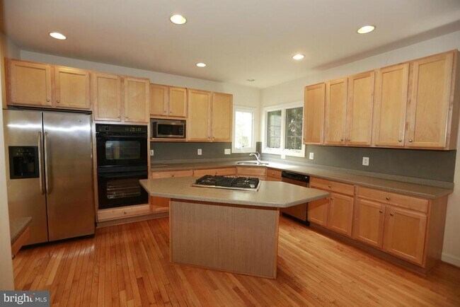 Photo - 2339 Sandburg St