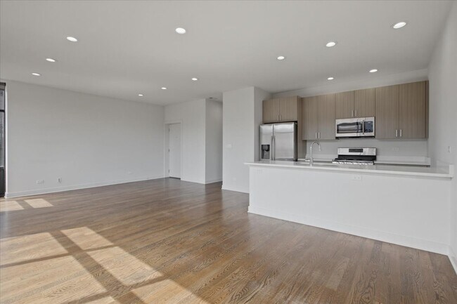 Photo - 650 N Green St Unit 4