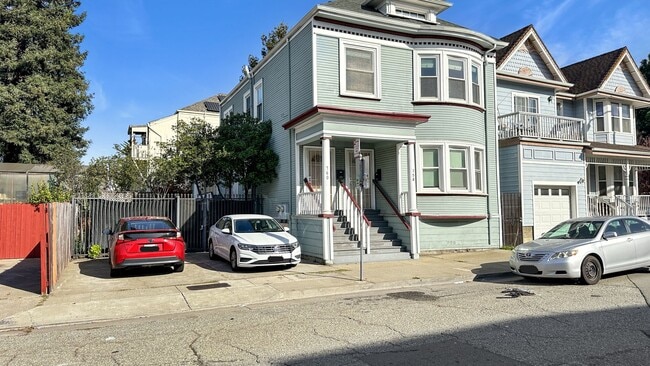 Building Photo - Spacious Upper Unit 760