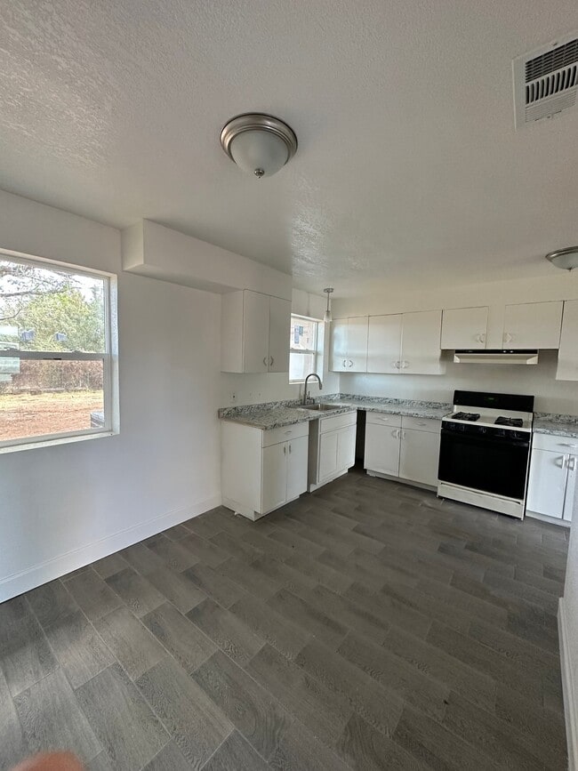 Photo - 23 W Eyman St