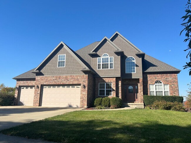 Luxurious 4-Bedroom Home in Fox Creek Subd... - Luxurious 4-Bedroom Home in Fox Creek Subd...