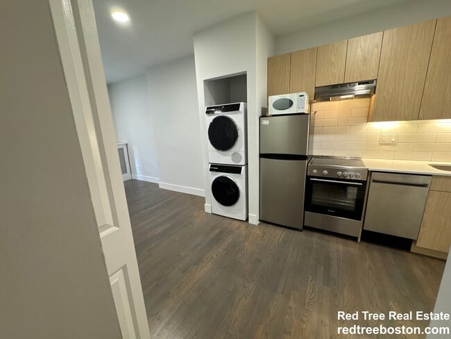 Building Photo - 270 Newbury St Unit 10 Rental